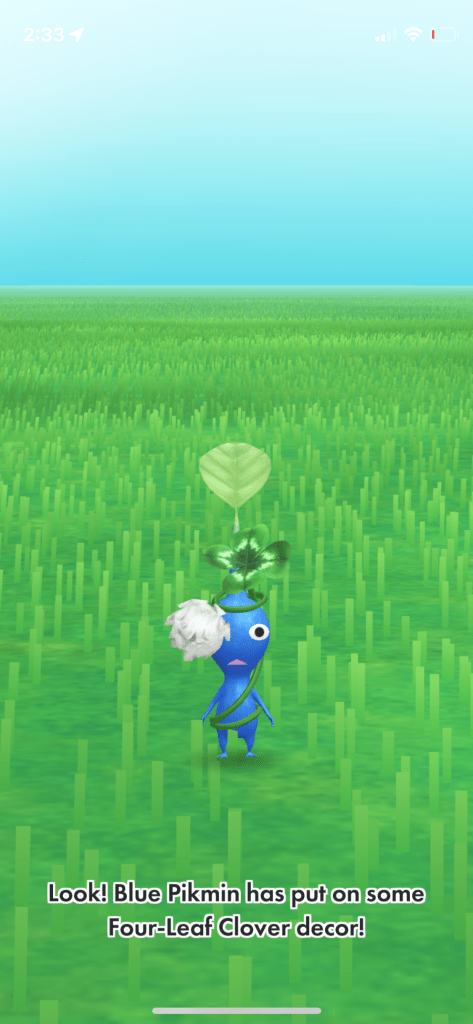 Look! Blue Pikmin has put on some Four-Leaf Clover decor! It's wrapped with vines and has a white flower and four leaf clover adorning its head.